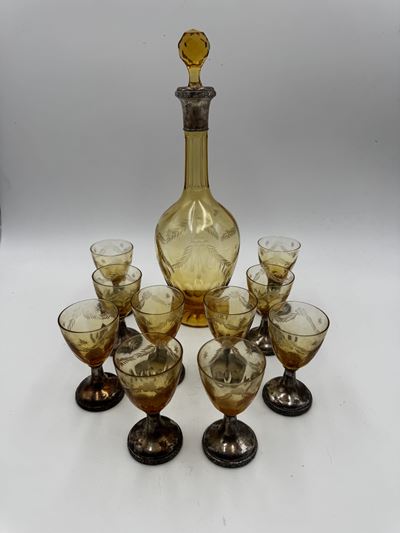 Servizio di bicchieri da liquore, bottiglia in vetro ambrato molato e base in argento 800 (XIX se...