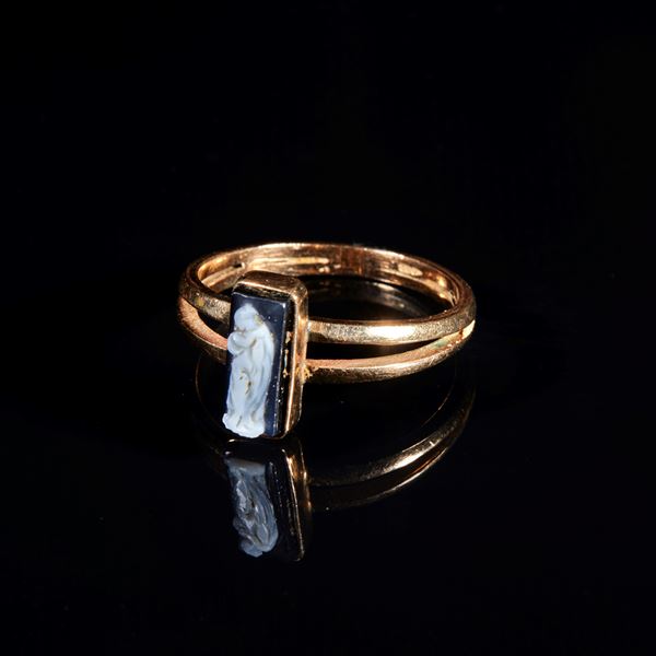 Anello con piccolo cammeo