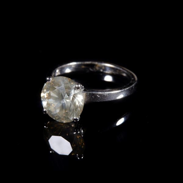 Anello in oro bianco con diamante solitario