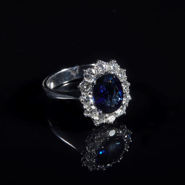 Anello con zaffiro blu ovale 