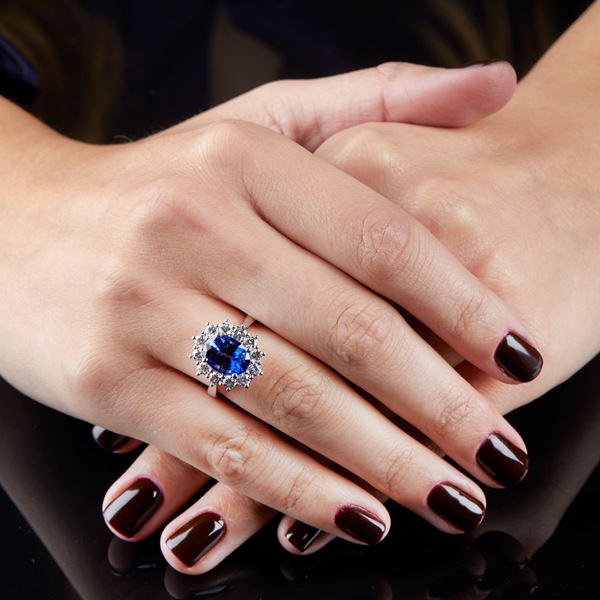 Anello con zaffiro blu ovale