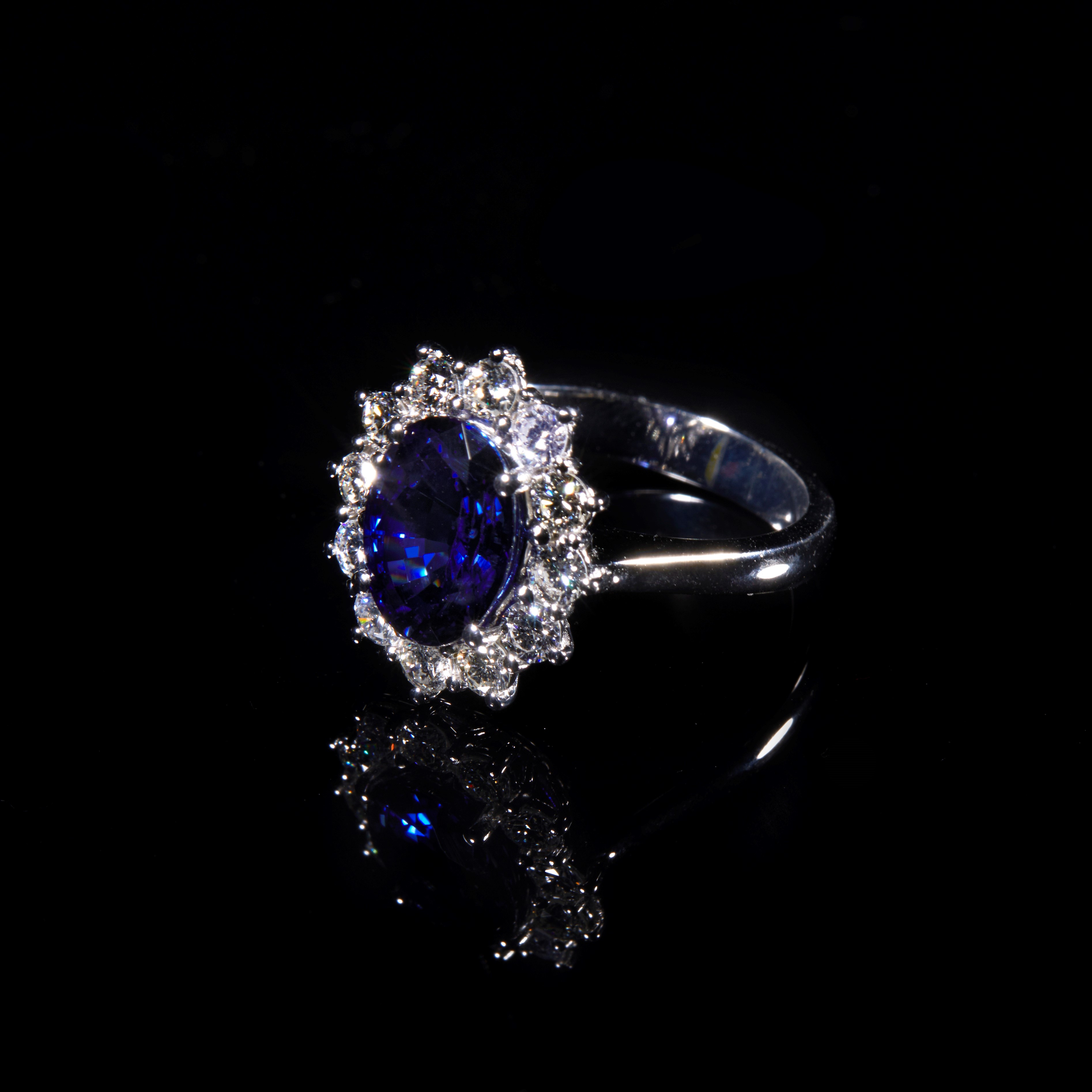 Anello con zaffiro blu ovale