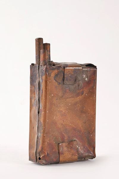 Coppia di sculture 'Sigarette e posacenere', rame