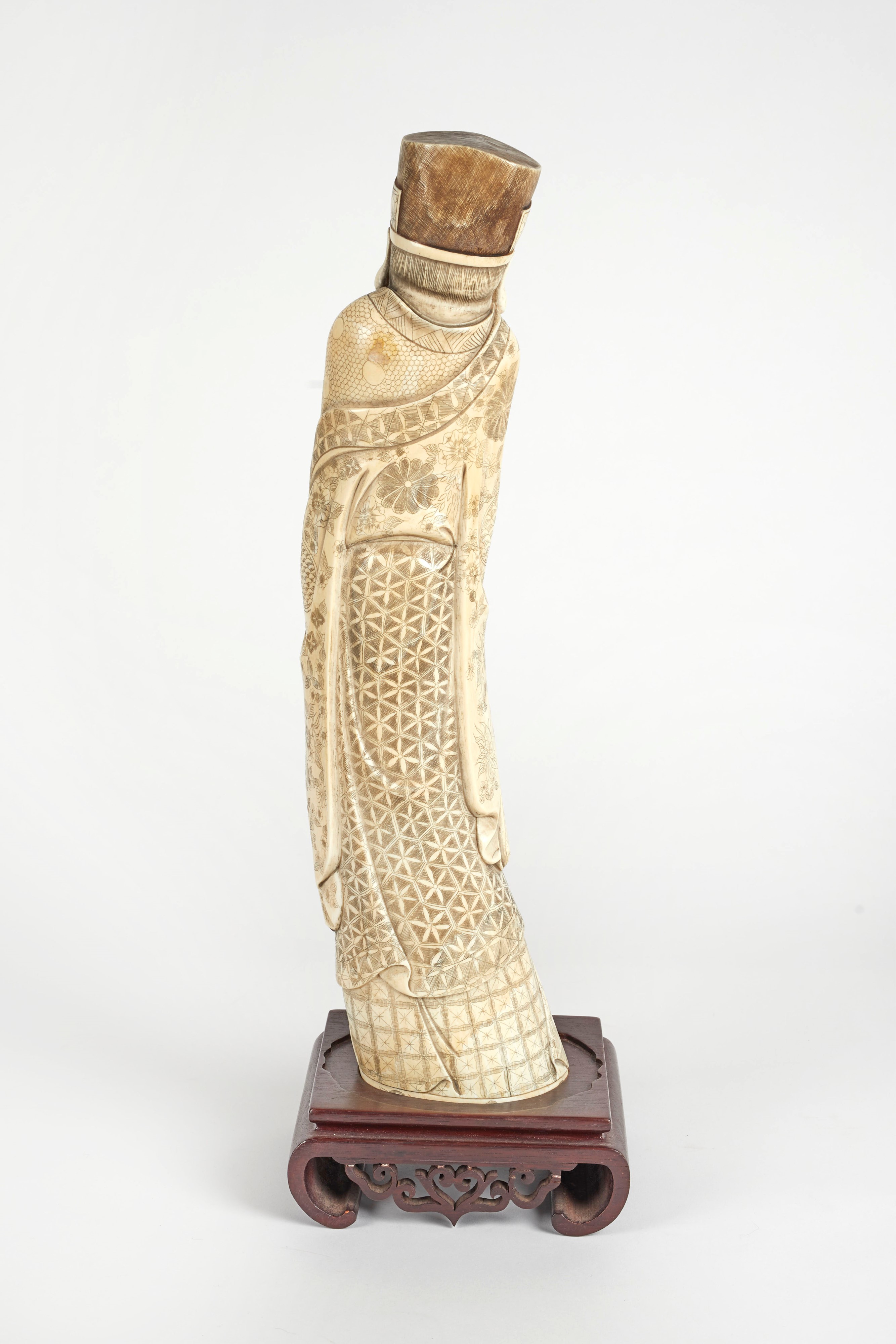 Scultura in avorio, Anziano saggio con strumento musicale