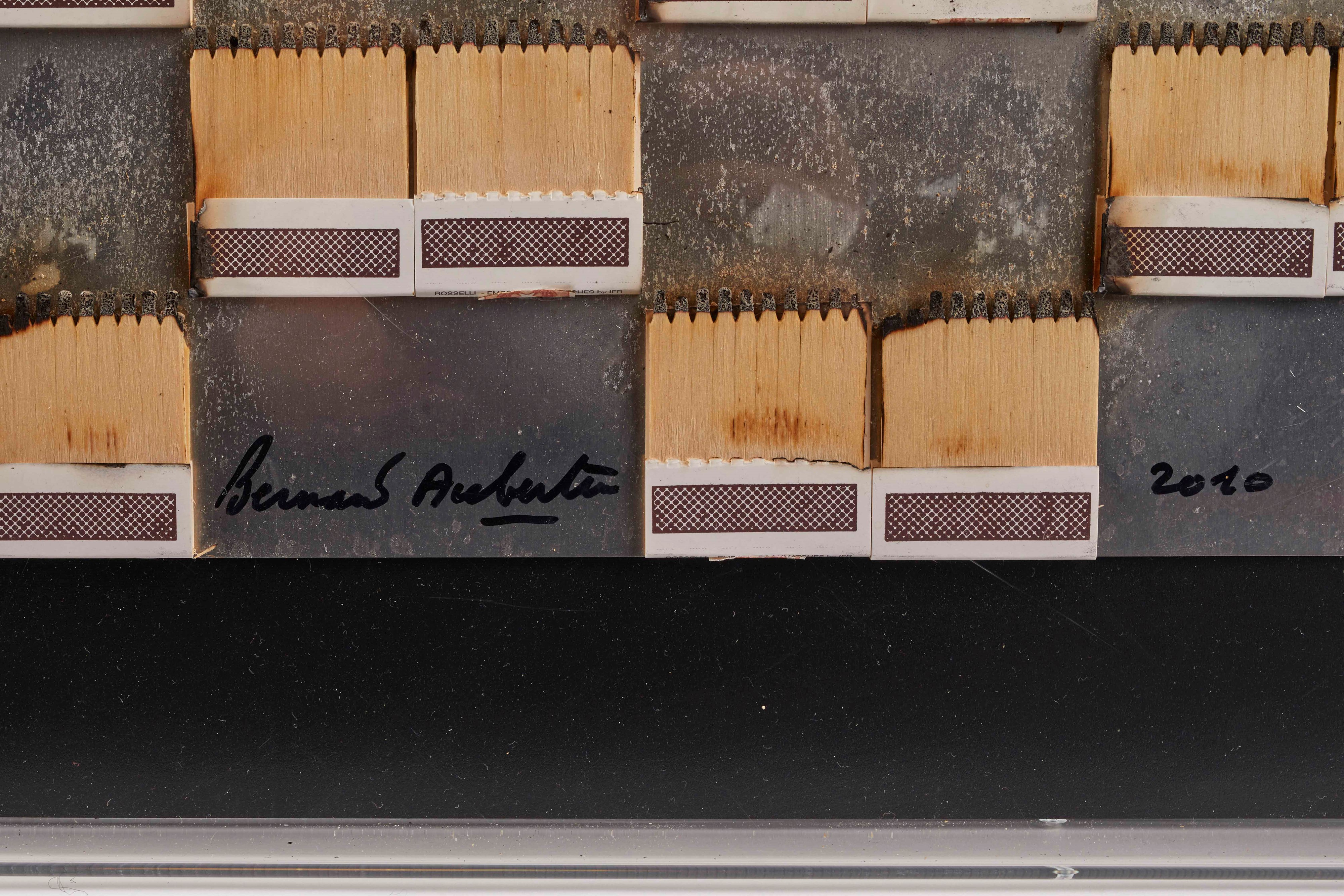 "Fiammiferi bruciati su alluminio"