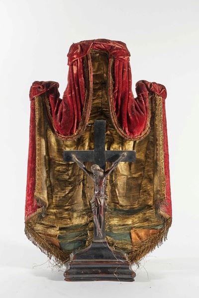 Corpus Christi, Crocifisso in legno scolpito con paramento sacro in broccato rosso e seta dorata