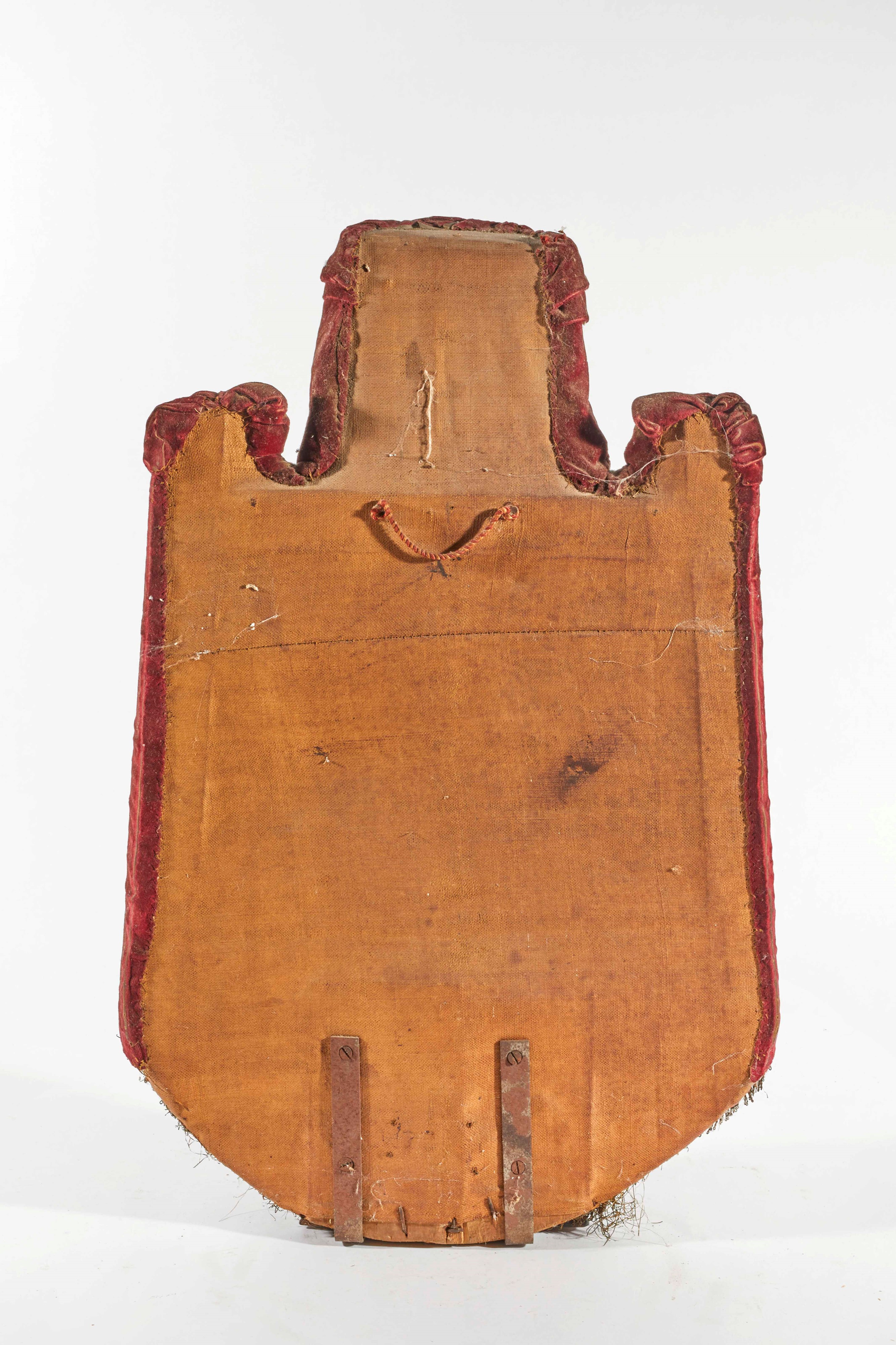 Corpus Christi, Crocifisso in legno scolpito con paramento sacro in broccato rosso e seta dorata
