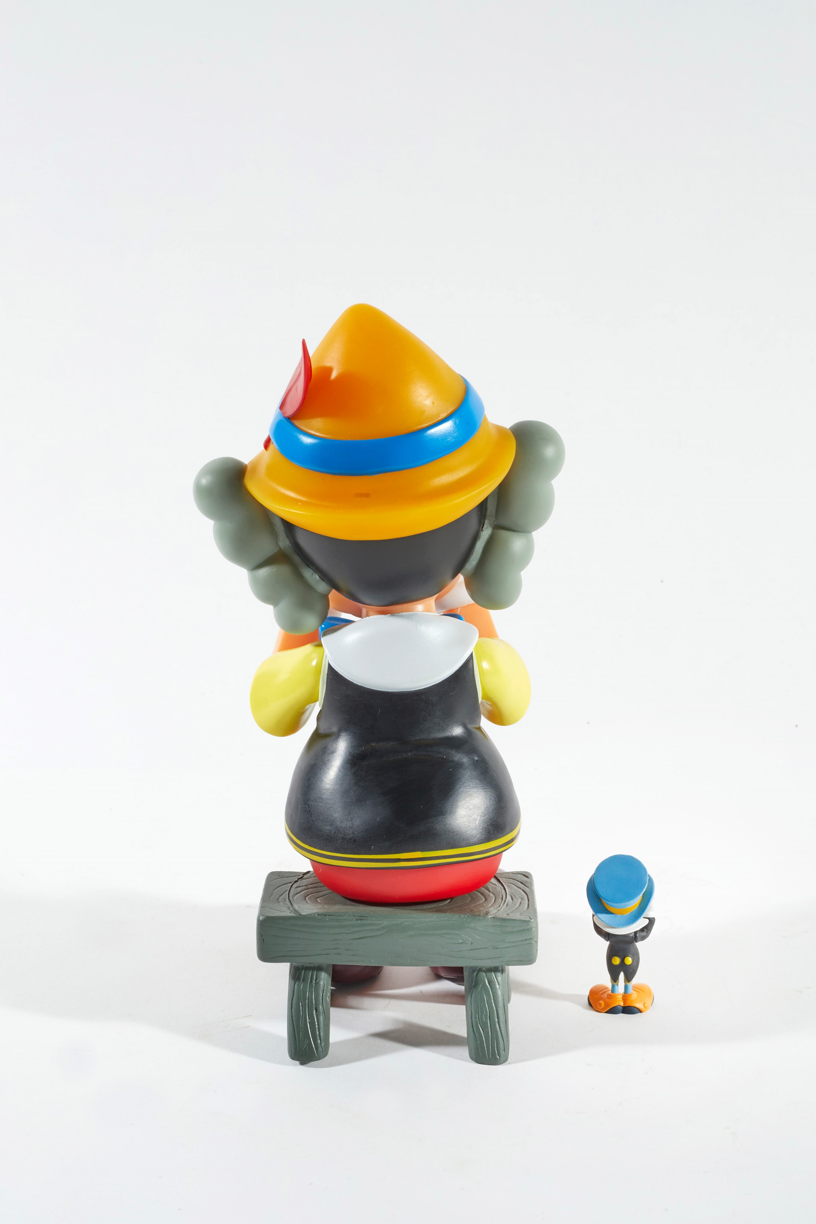Brian Donnelly Kaws - Pinocchio & Jiminy Cricket, scultura in vinile verniciato (2010)