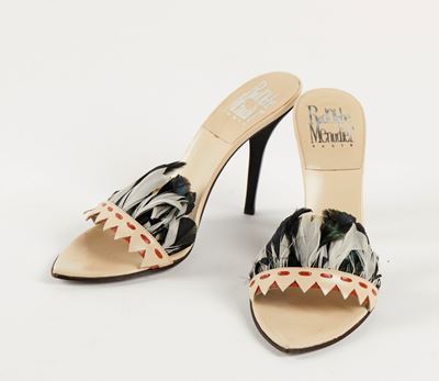 Mules in pelle color crema con decoro a piume