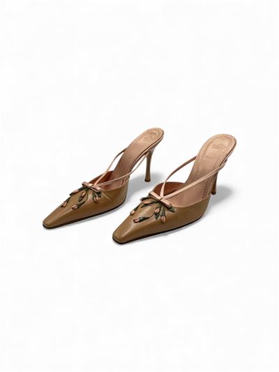 Valentino Garavani, Mules in pelle con decorazione a boccioli
