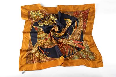 Foulard in seta nero e ocra con decorazione di fagiani