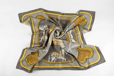 Foulard in seta grigia e oro con decoro di cavalli, 87x87 cm