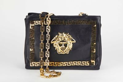 Borsa a spalla in pelle di agnello nera con hardware in metallo dorato