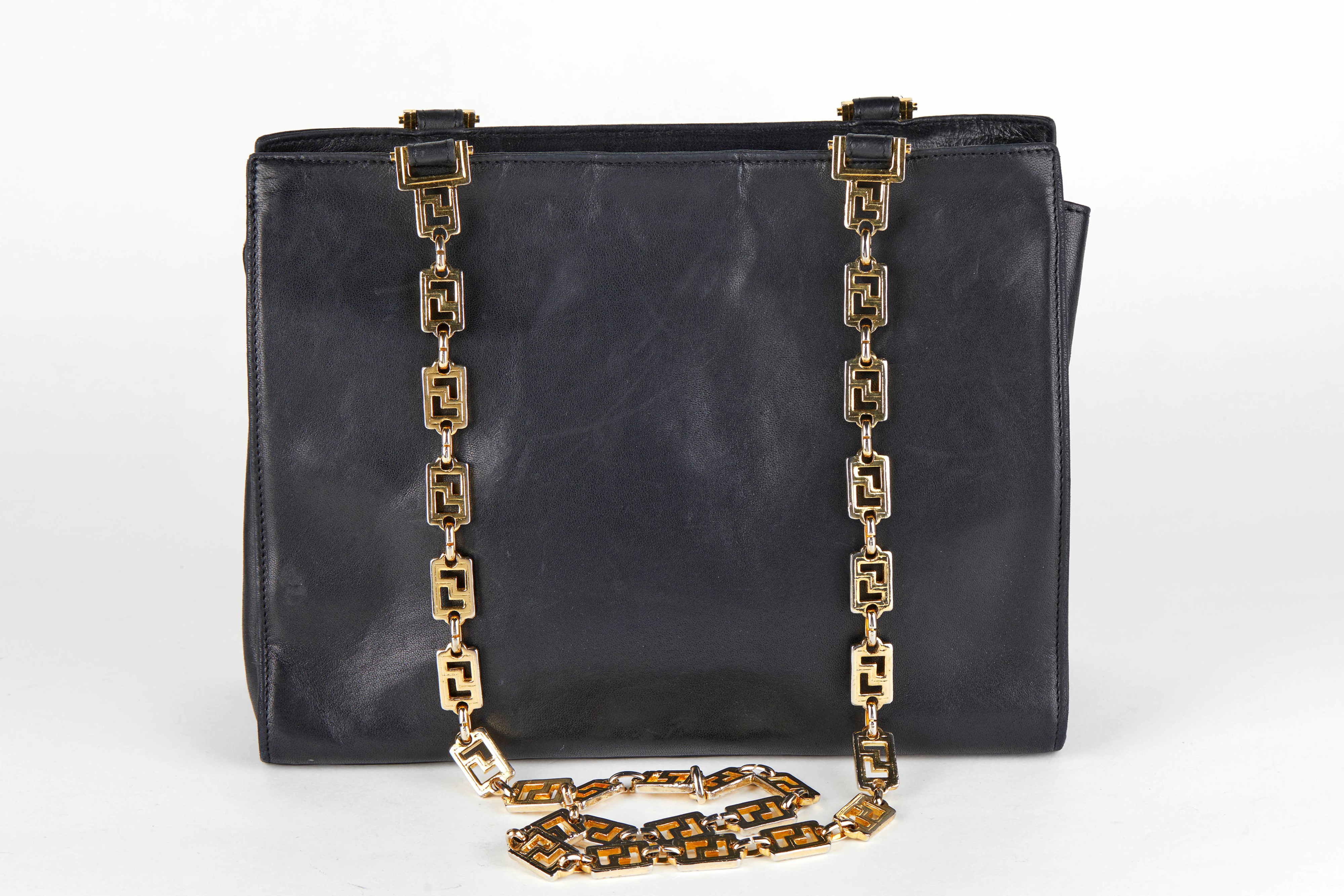 Gianni Versace - Borsa a spalla in pelle di agnello nera con hardware in metallo dorato