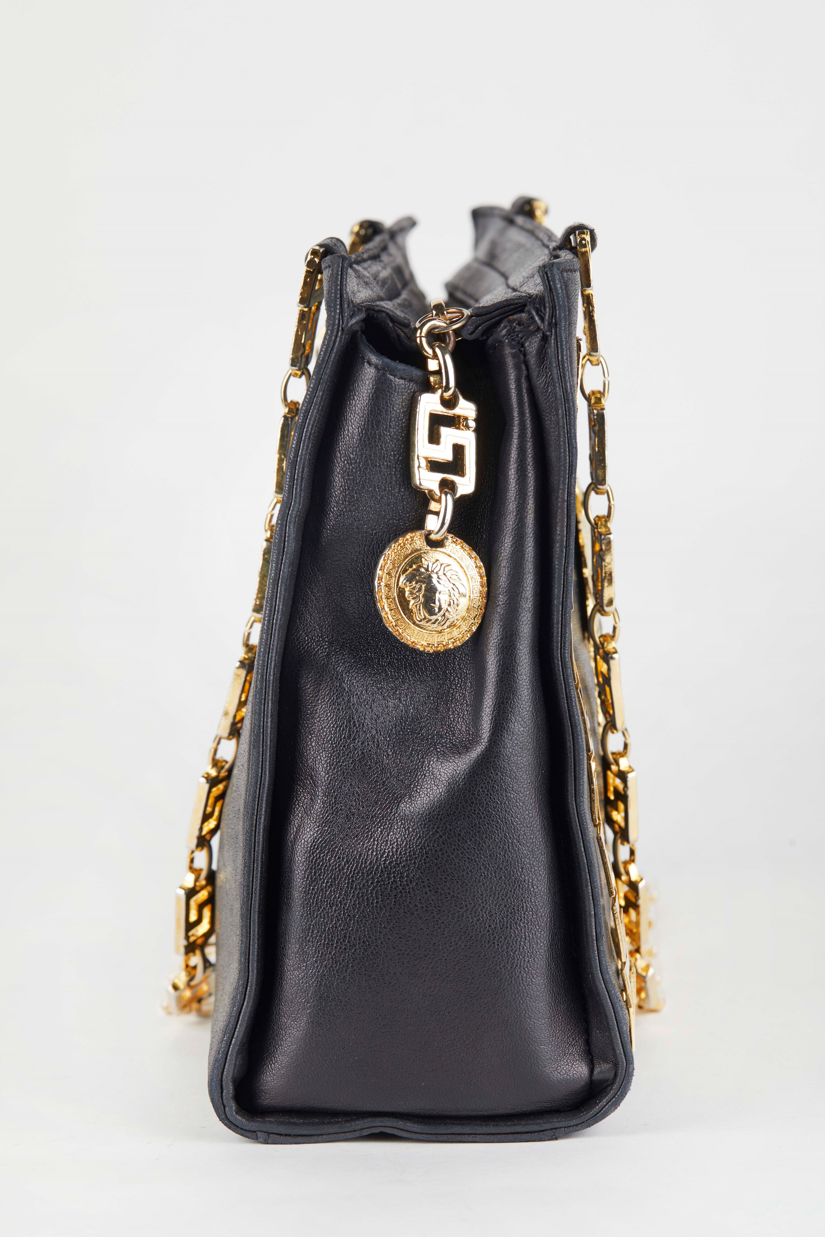 Gianni Versace - Borsa a spalla in pelle di agnello nera con hardware in metallo dorato