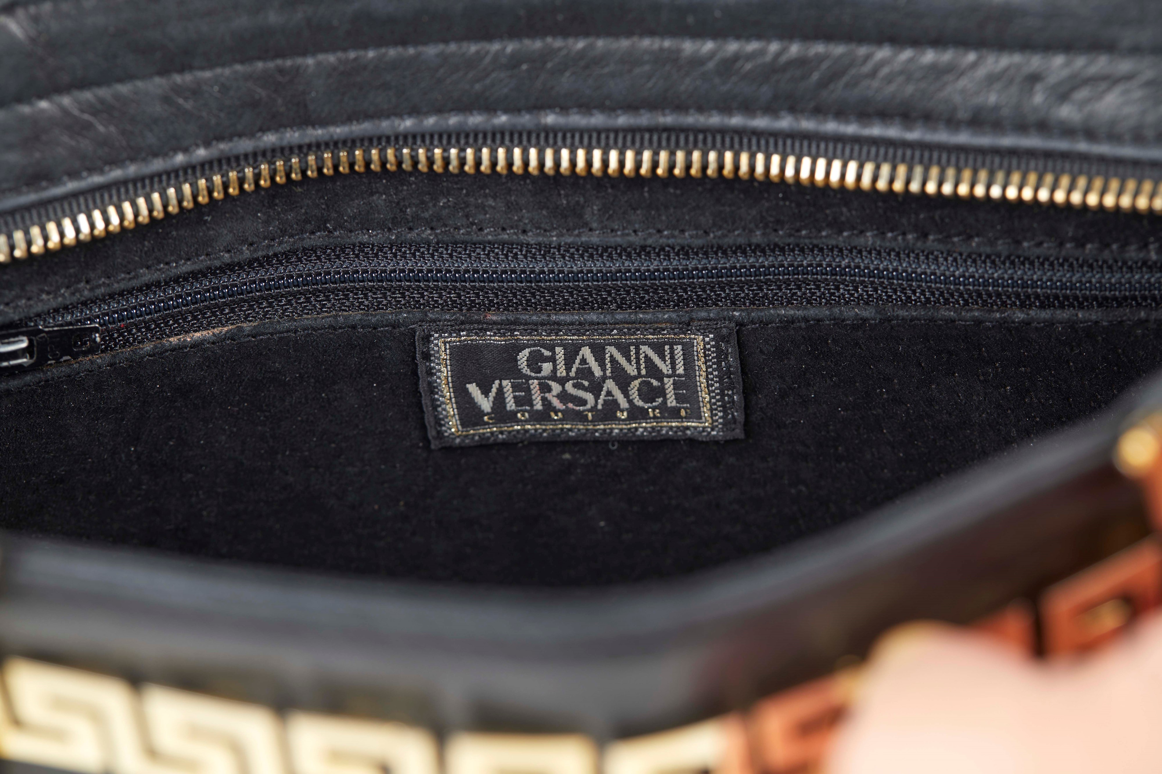 Gianni Versace - Borsa a spalla in pelle di agnello nera con hardware in metallo dorato