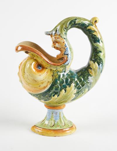 Versatoio in ceramica policroma a forma di delfino