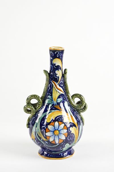 Vaso in ceramica policroma con decorazioni florali e serpenti