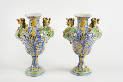 Coppia di vasi in ceramica policroma