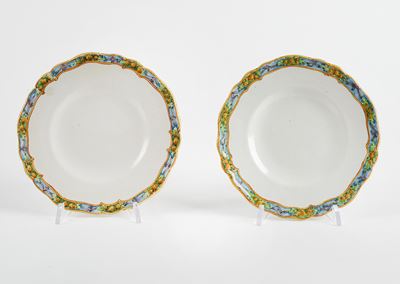 Coppia di piatti in ceramica policroma