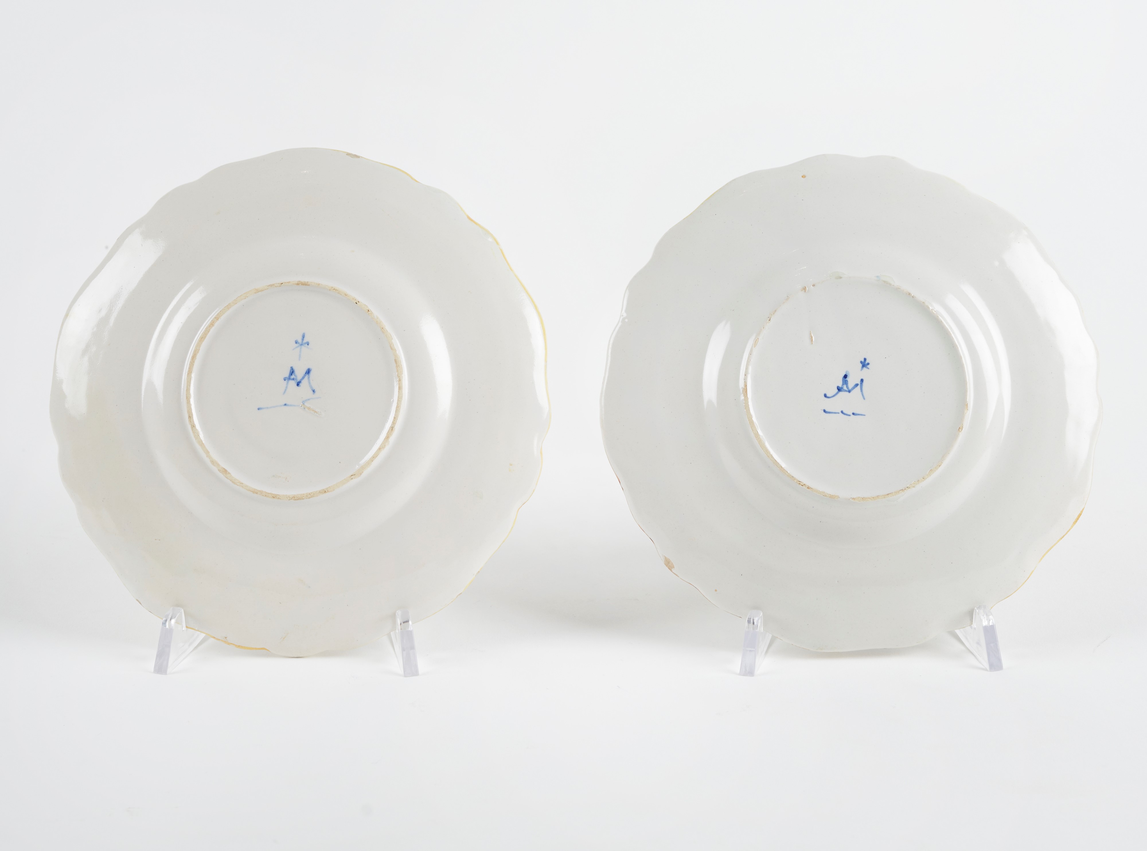 Angelo Minghetti - Coppia di piatti in ceramica policroma