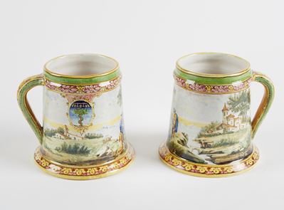 Coppia di boccali in ceramica policroma