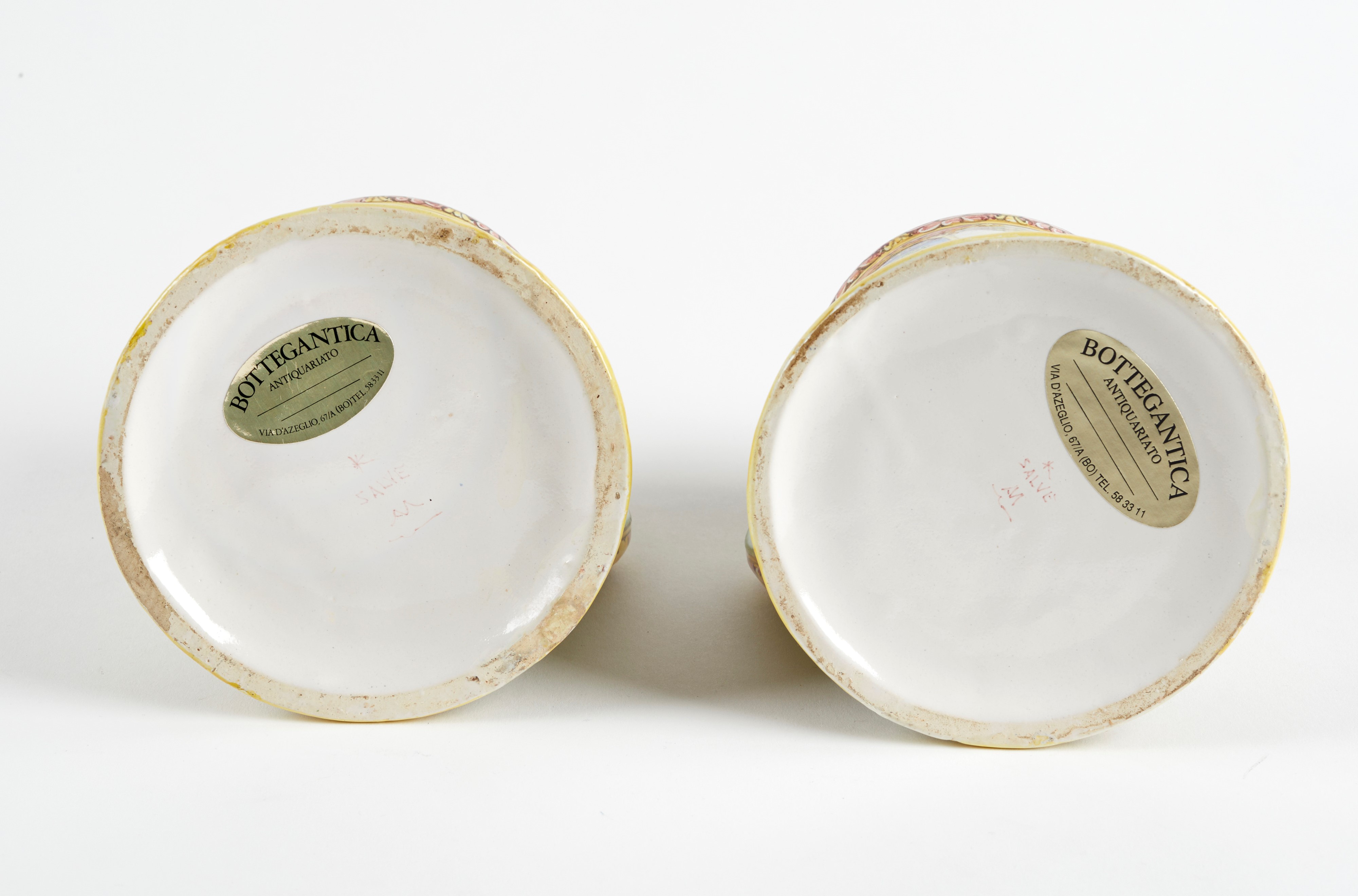 Angelo Minghetti - Coppia di boccali in ceramica policroma