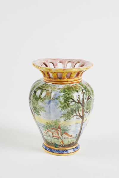 Vaso in ceramica policroma con collo a traforo