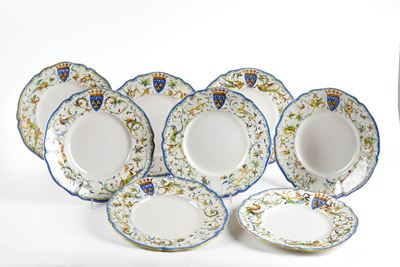 Serie di 8 piatti in ceramica policroma