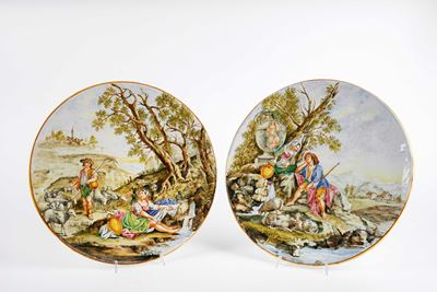 Coppia di piatti in maiolica policroma