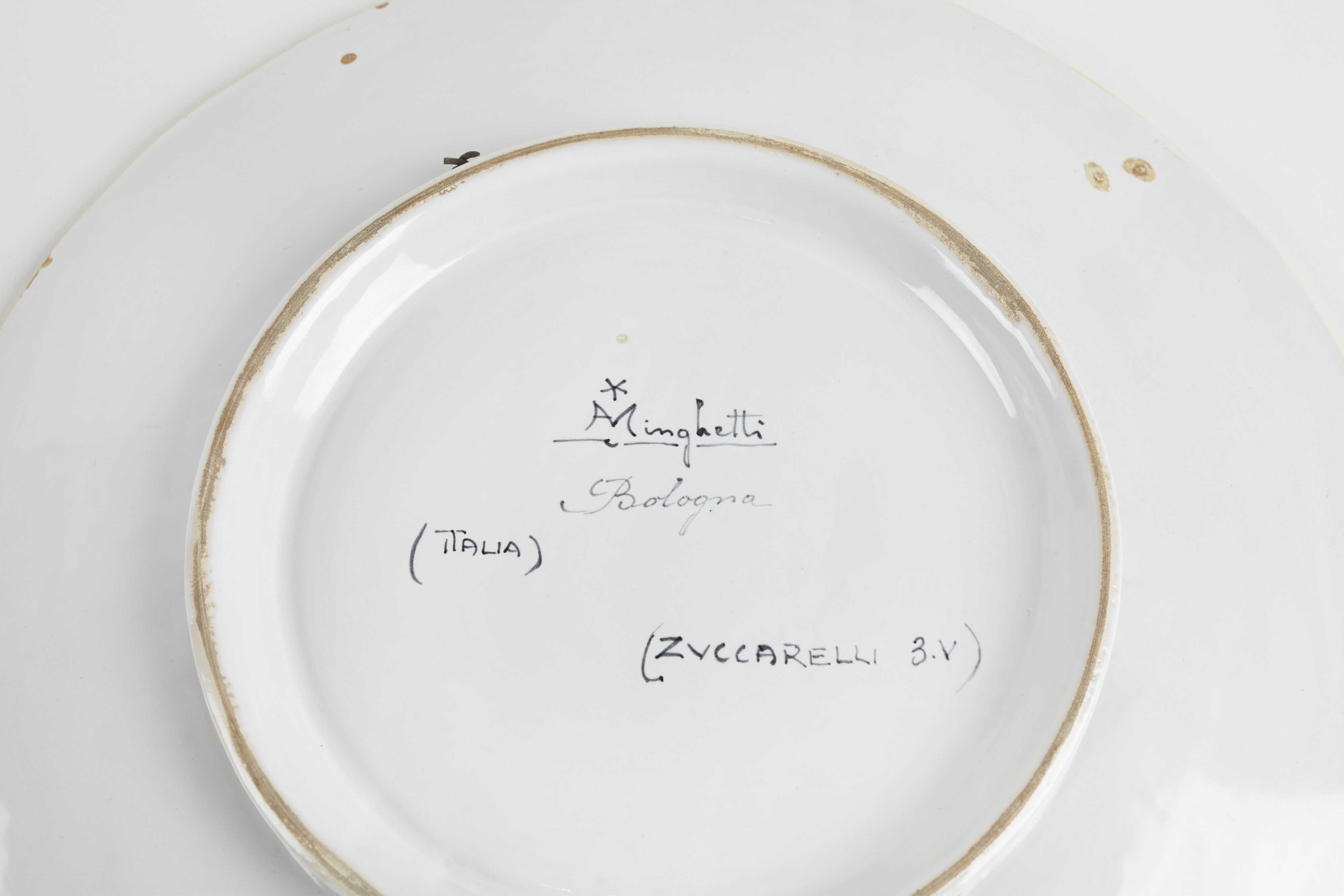 Angelo Minghetti - Coppia di piatti in maiolica policroma