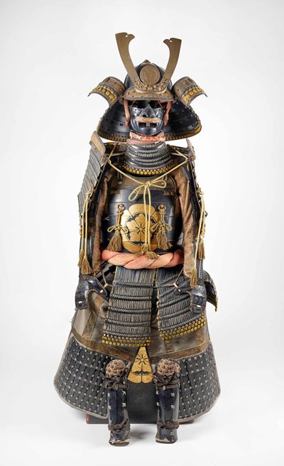 Corazza Samurai, 1830, completa di baule con blasone