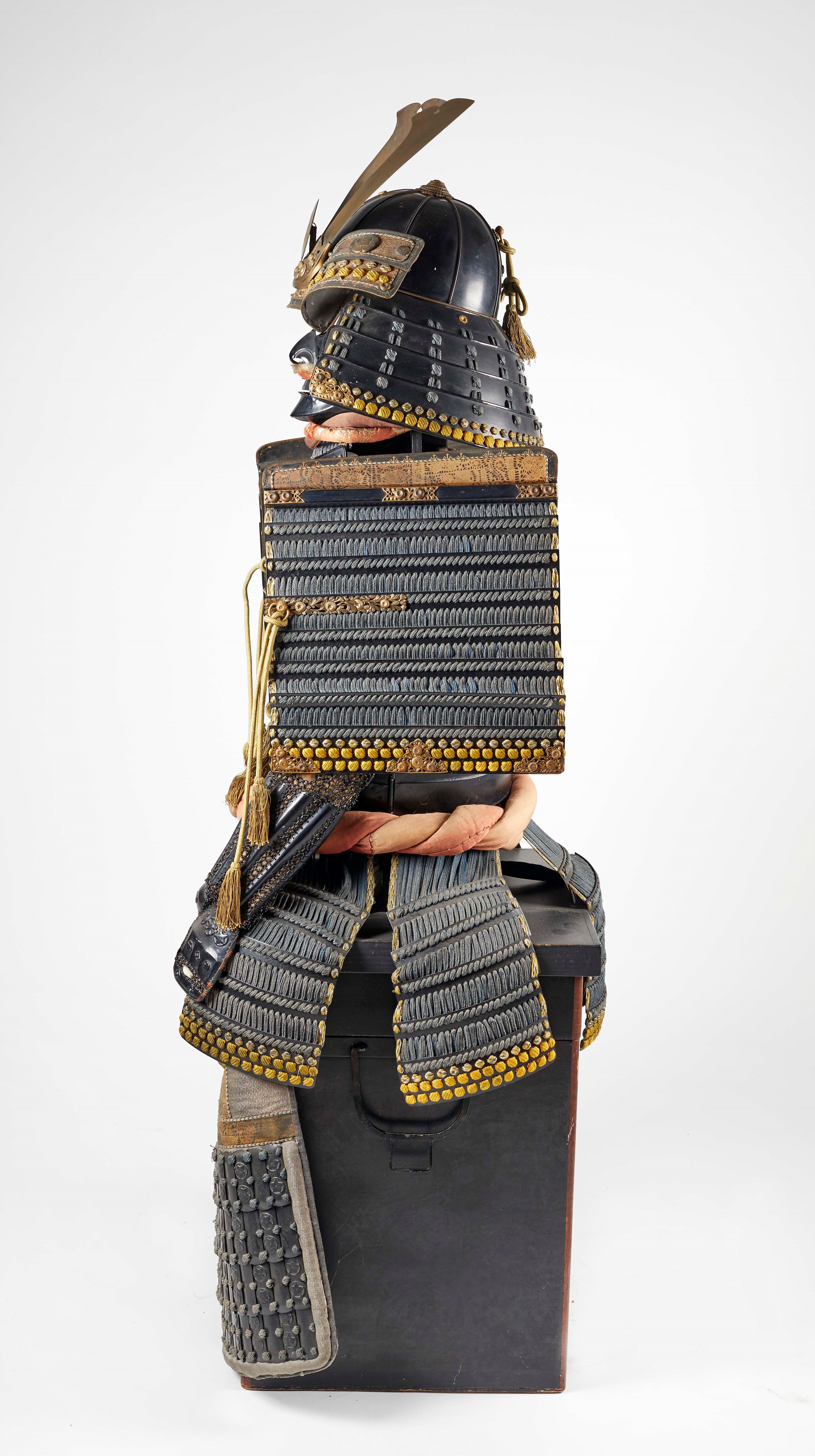 Corazza Samurai, 1830, completa di baule con blasone