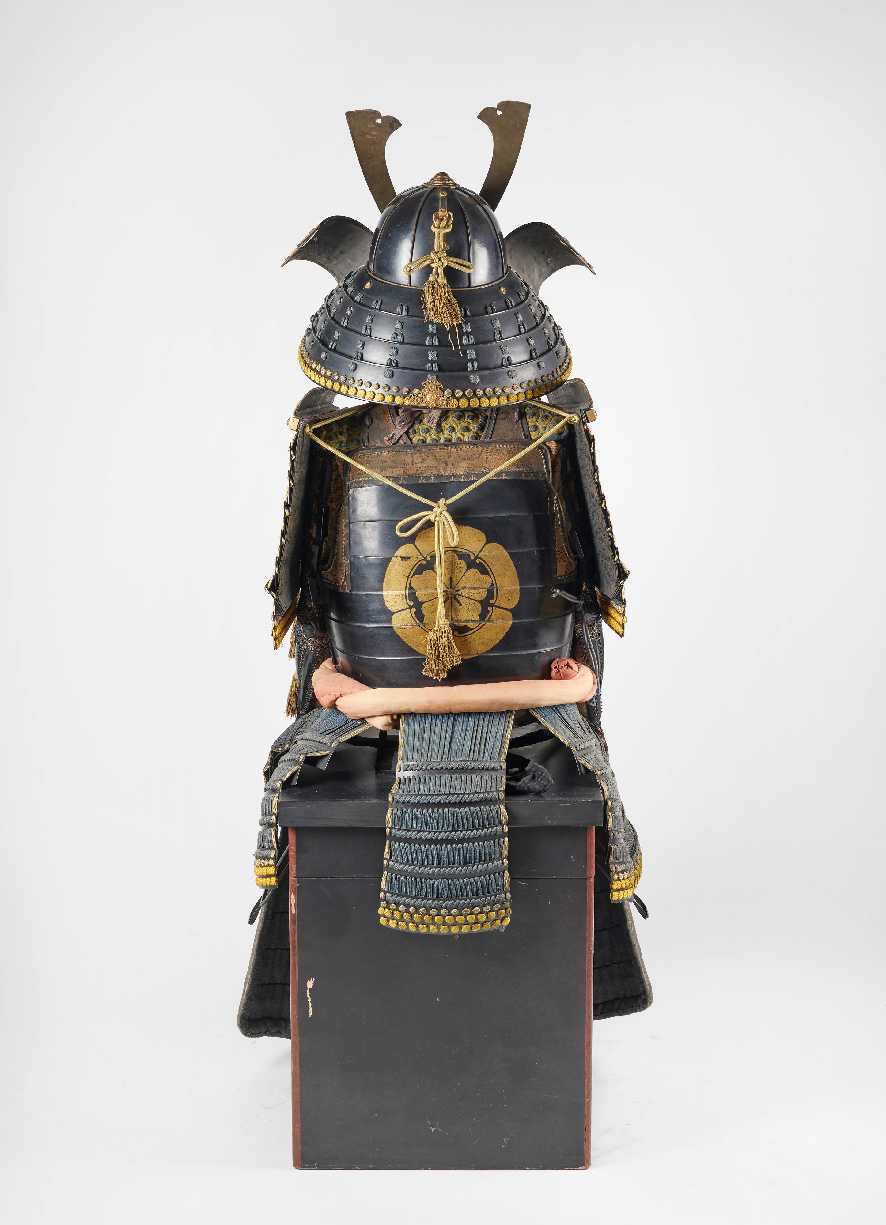 Corazza Samurai, 1830, completa di baule con blasone
