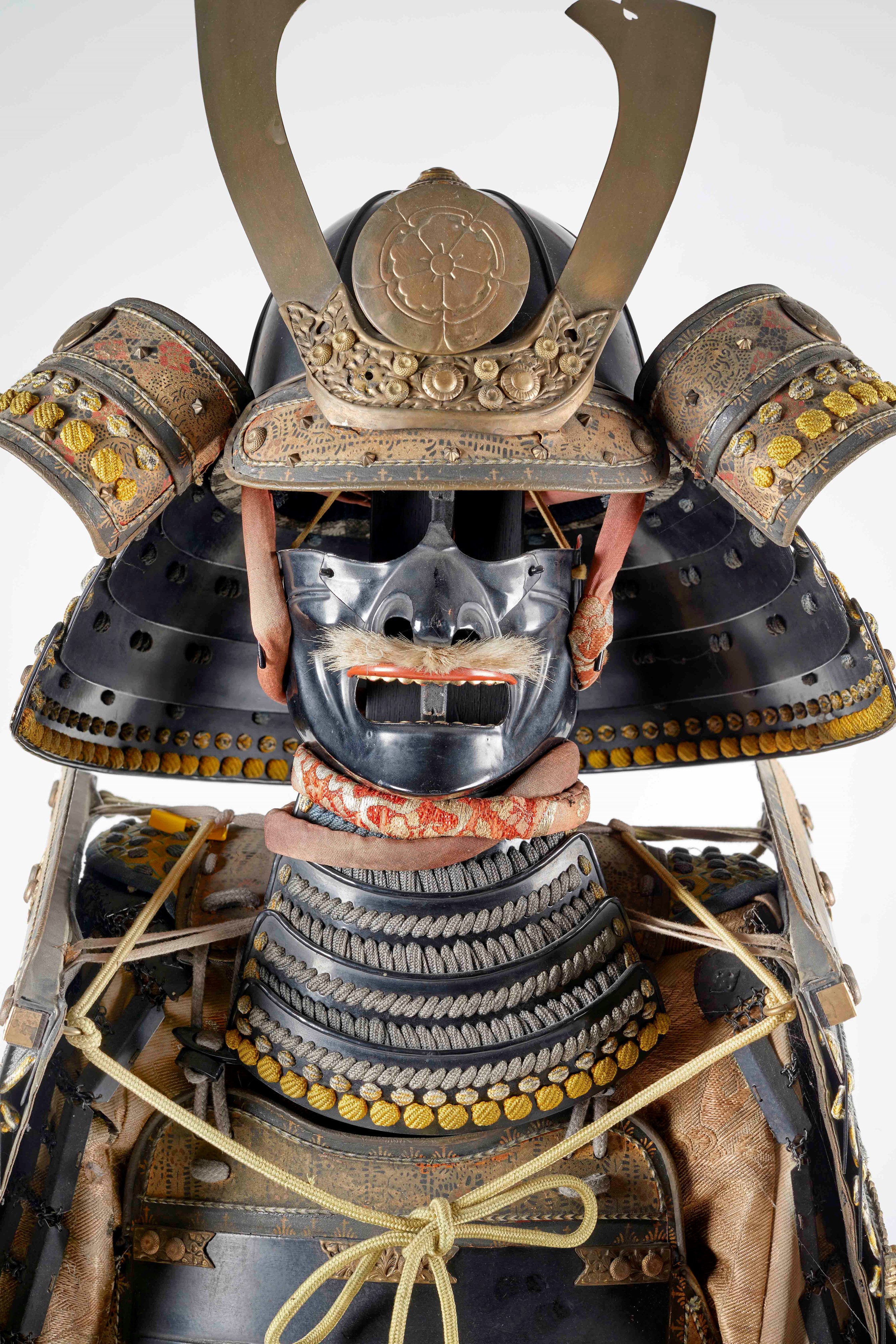 Corazza Samurai, 1830, completa di baule con blasone