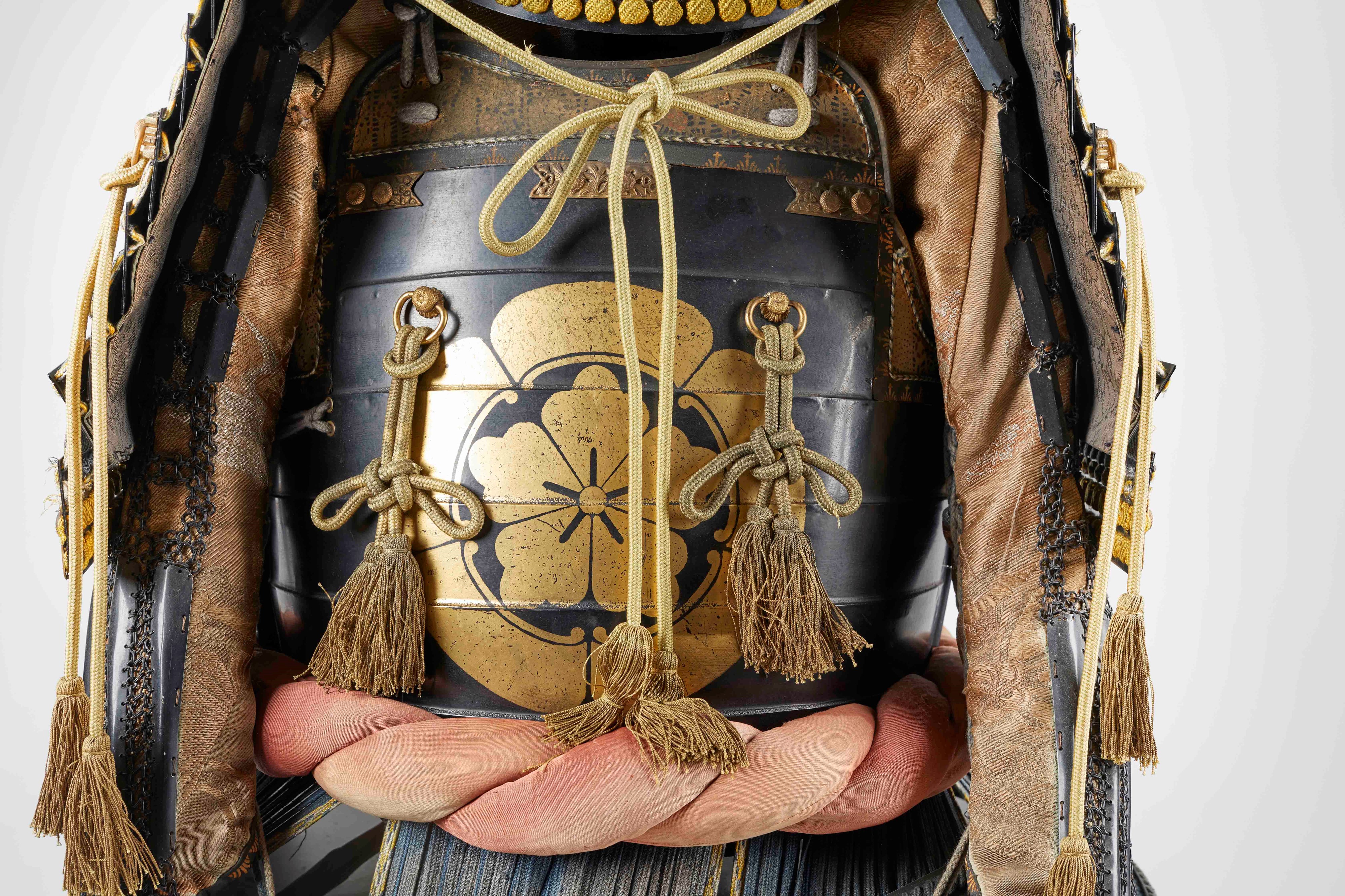 Corazza Samurai, 1830, completa di baule con blasone