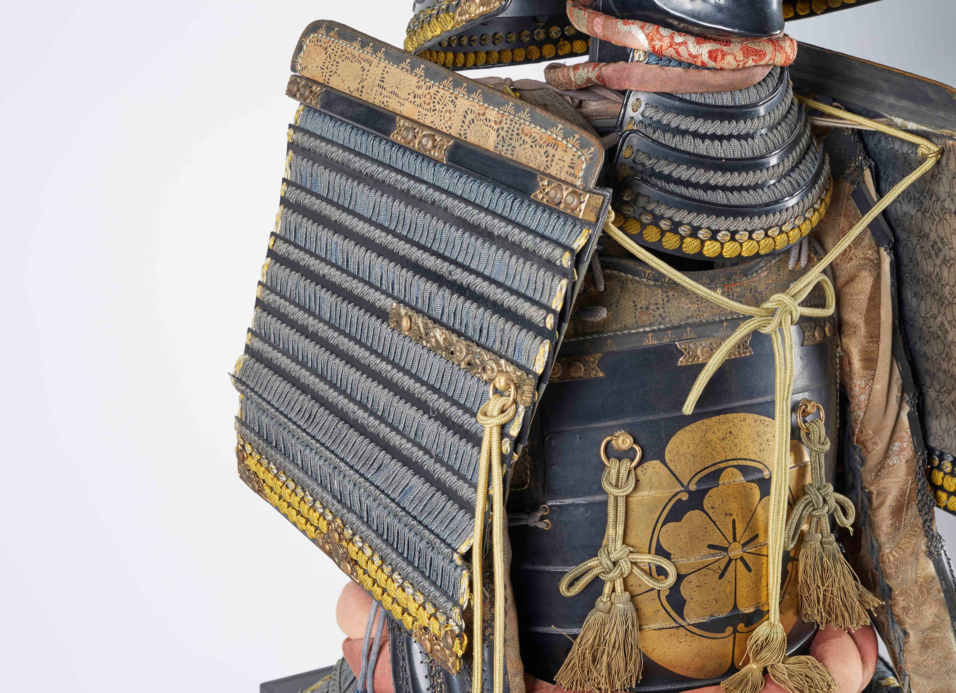 Corazza Samurai, 1830, completa di baule con blasone