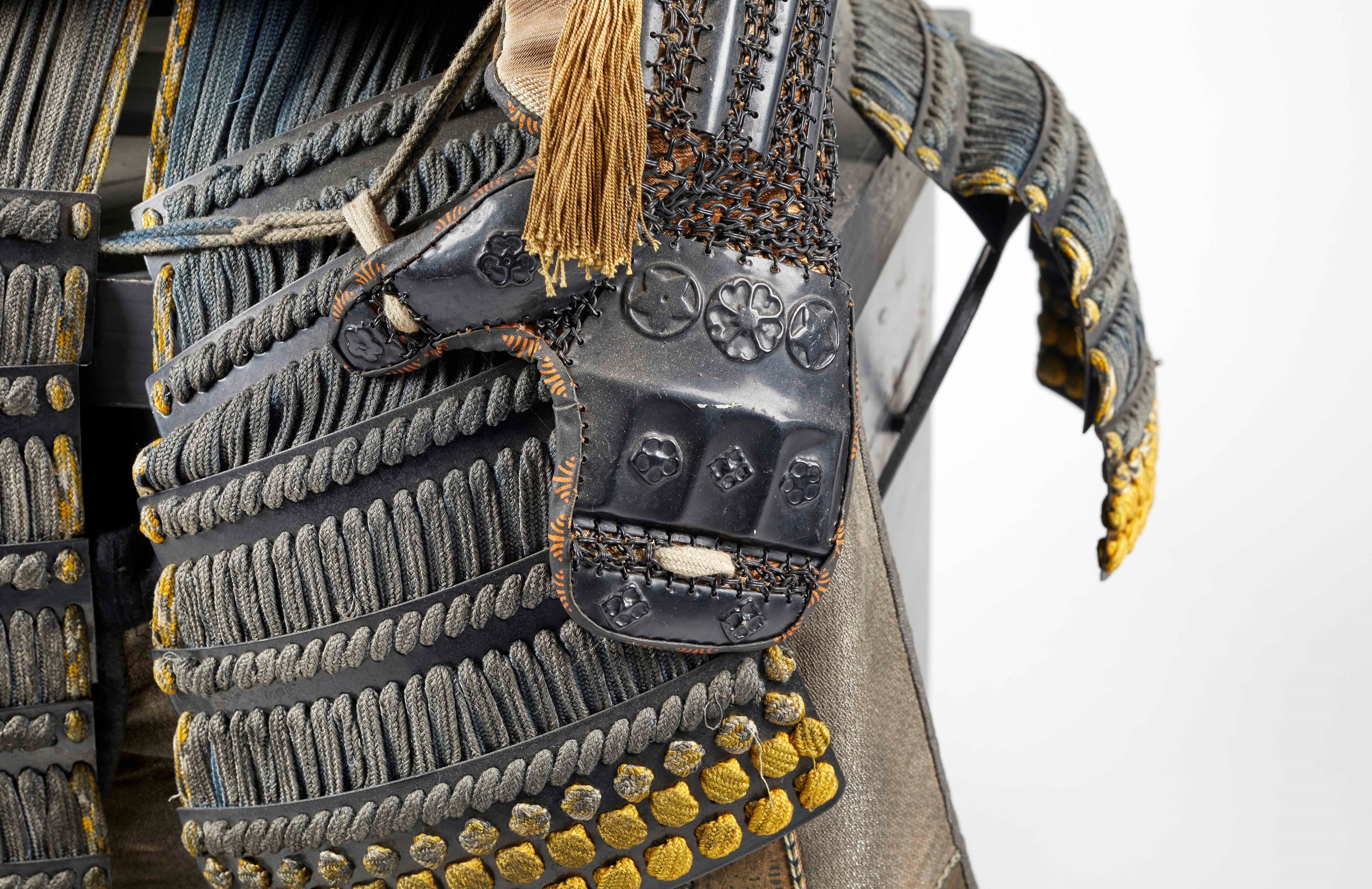 Corazza Samurai, 1830, completa di baule con blasone