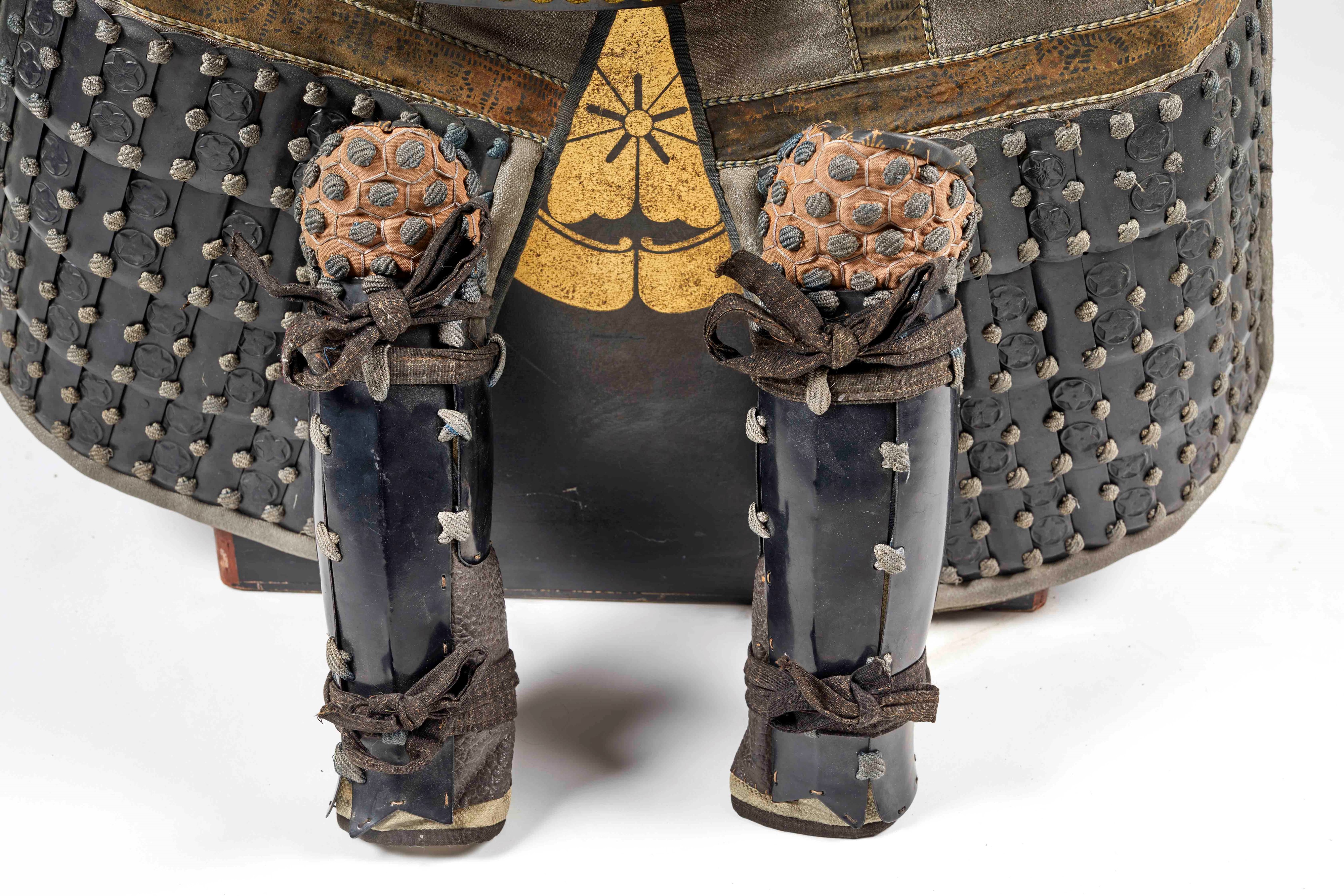 Corazza Samurai, 1830, completa di baule con blasone