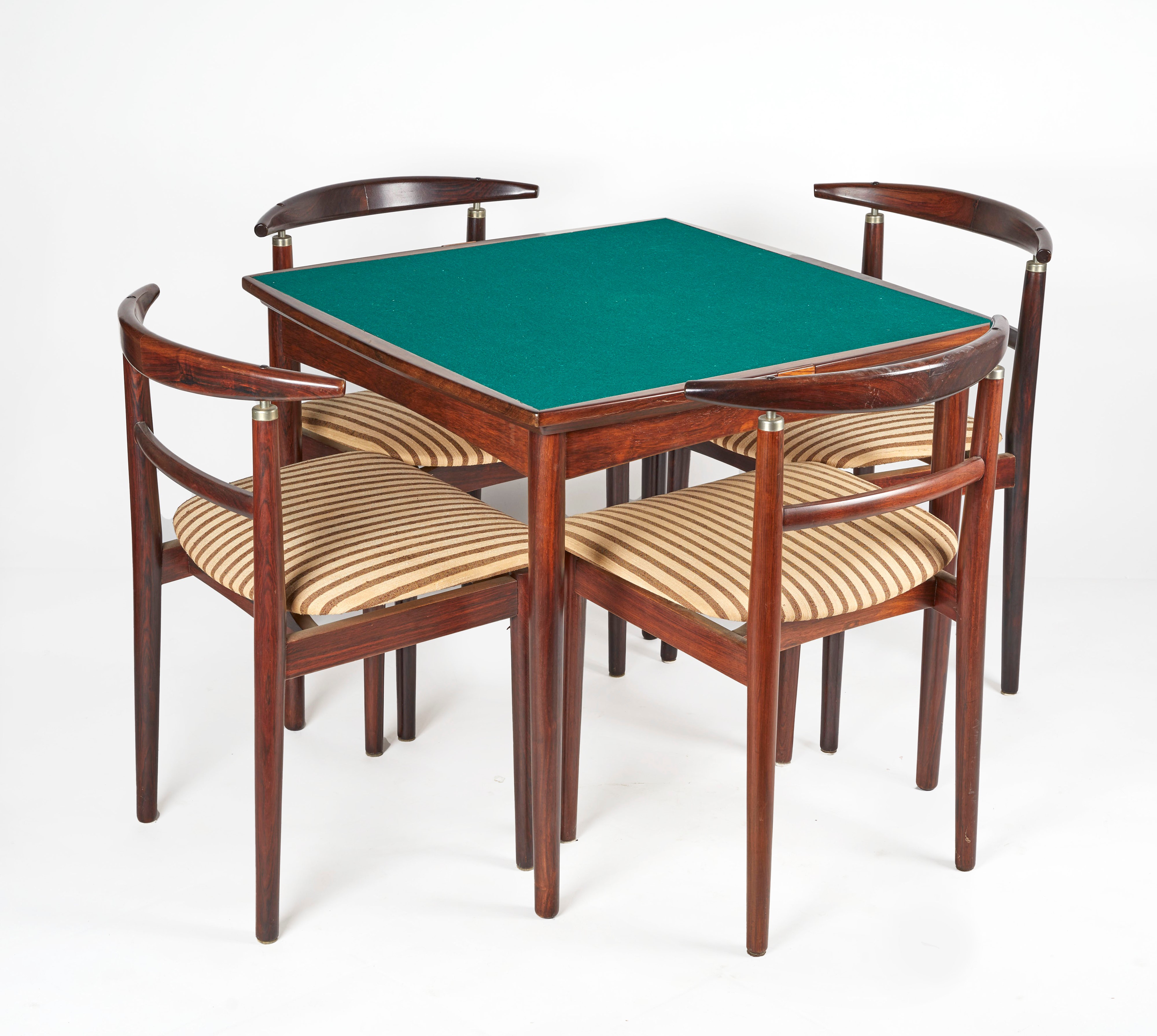 Tavolo da gioco con quattro sedie