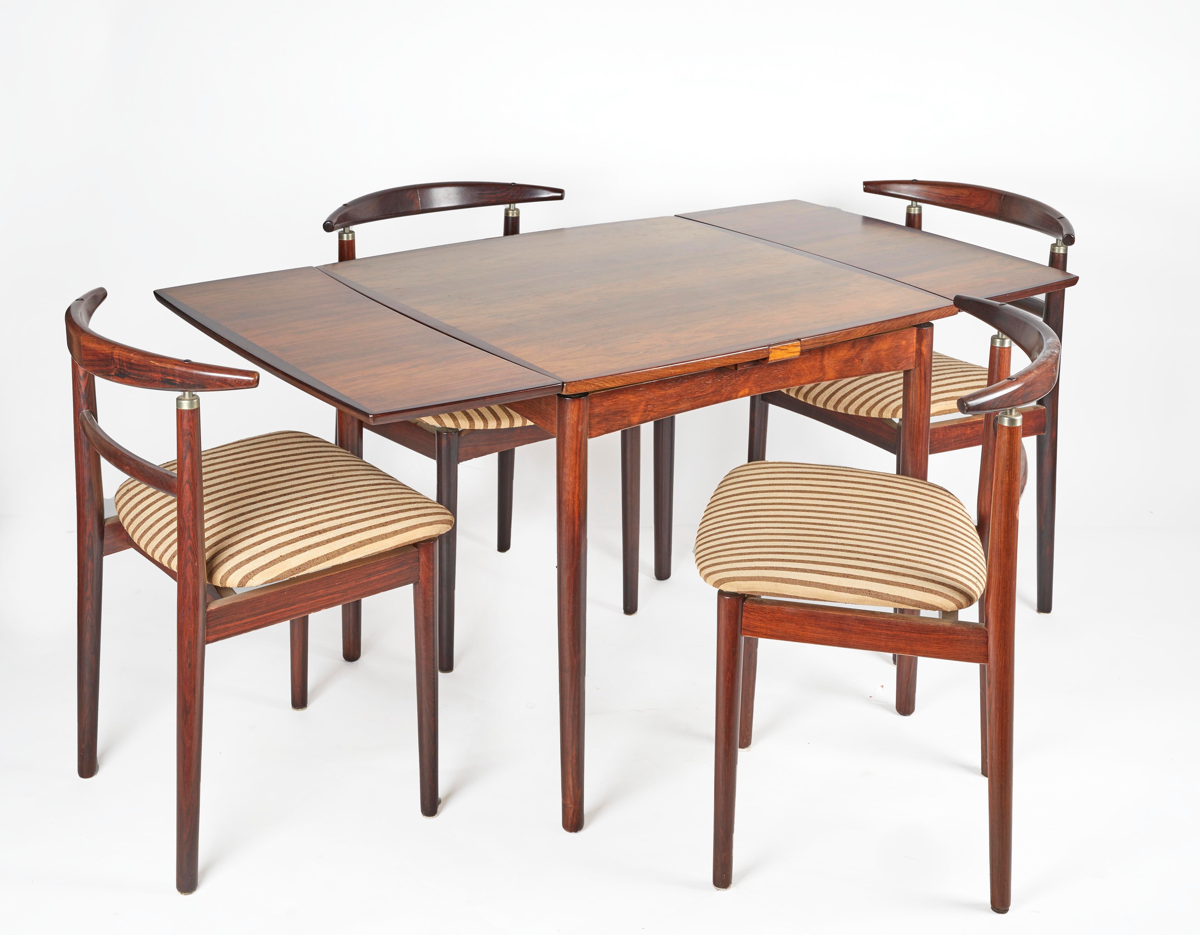 Tavolo da gioco con quattro sedie