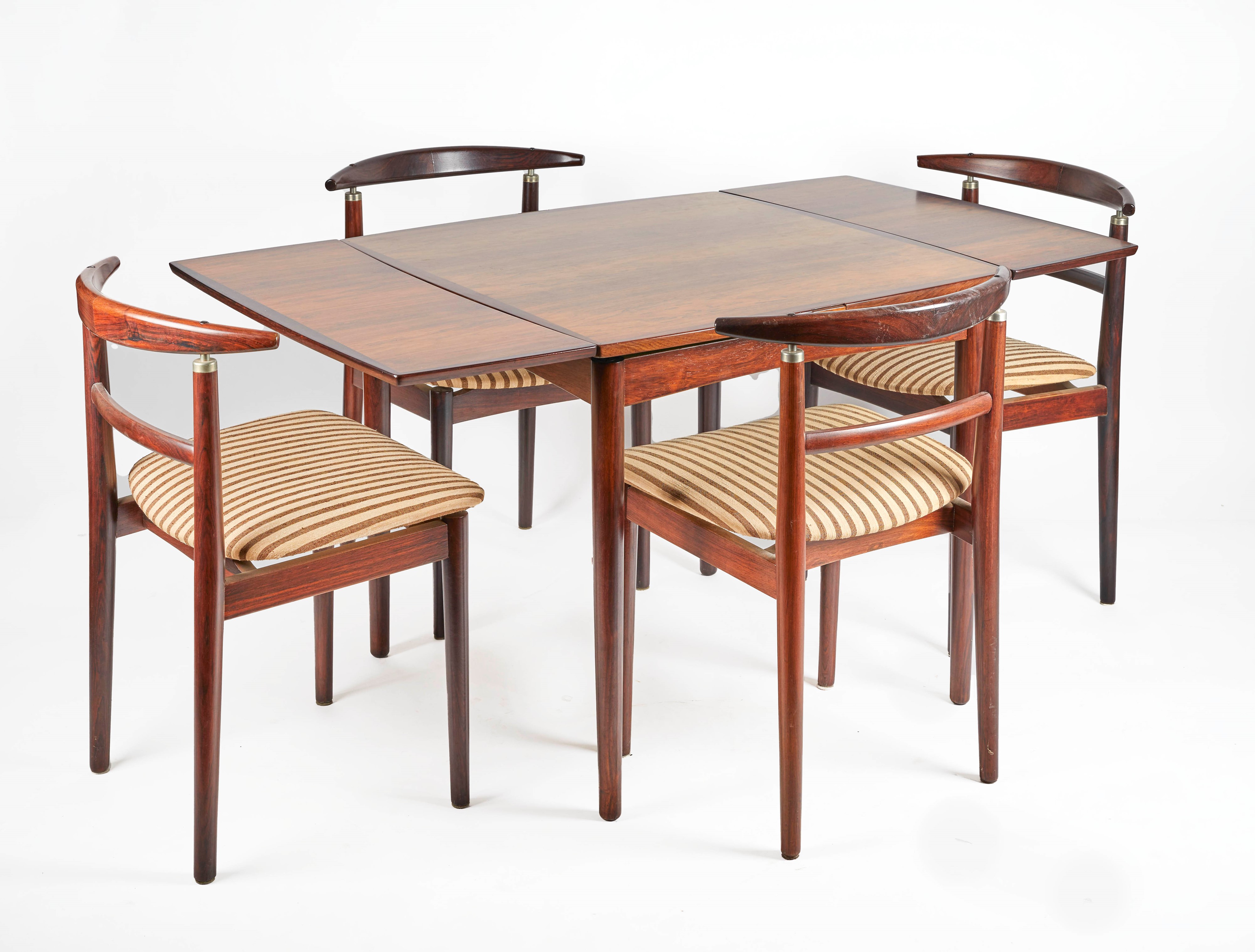 Tavolo da gioco con quattro sedie