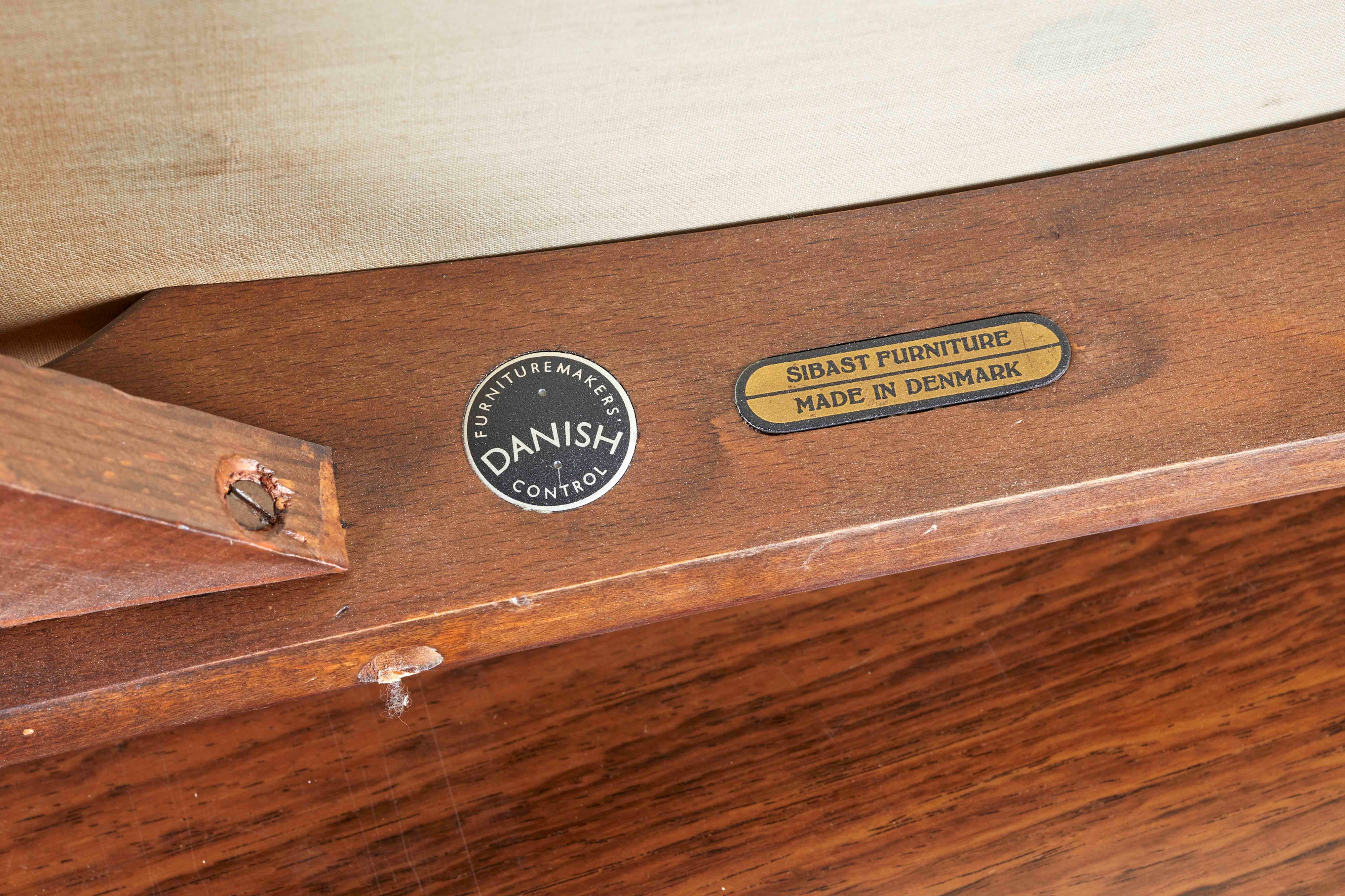 Tavolo da gioco con quattro sedie