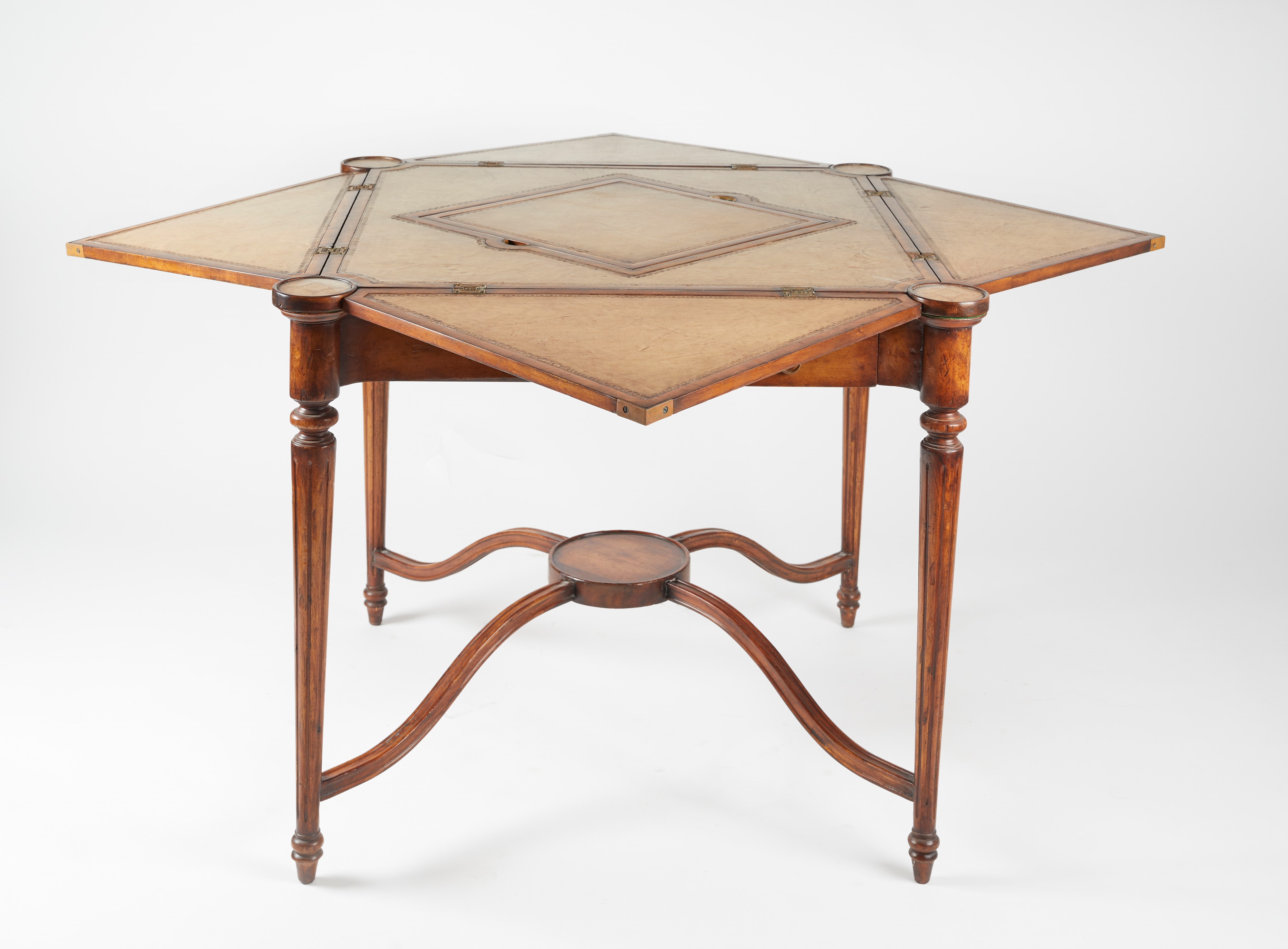 Tavolino da gioco apribile in legno intarsiato, Fine XIX secolo