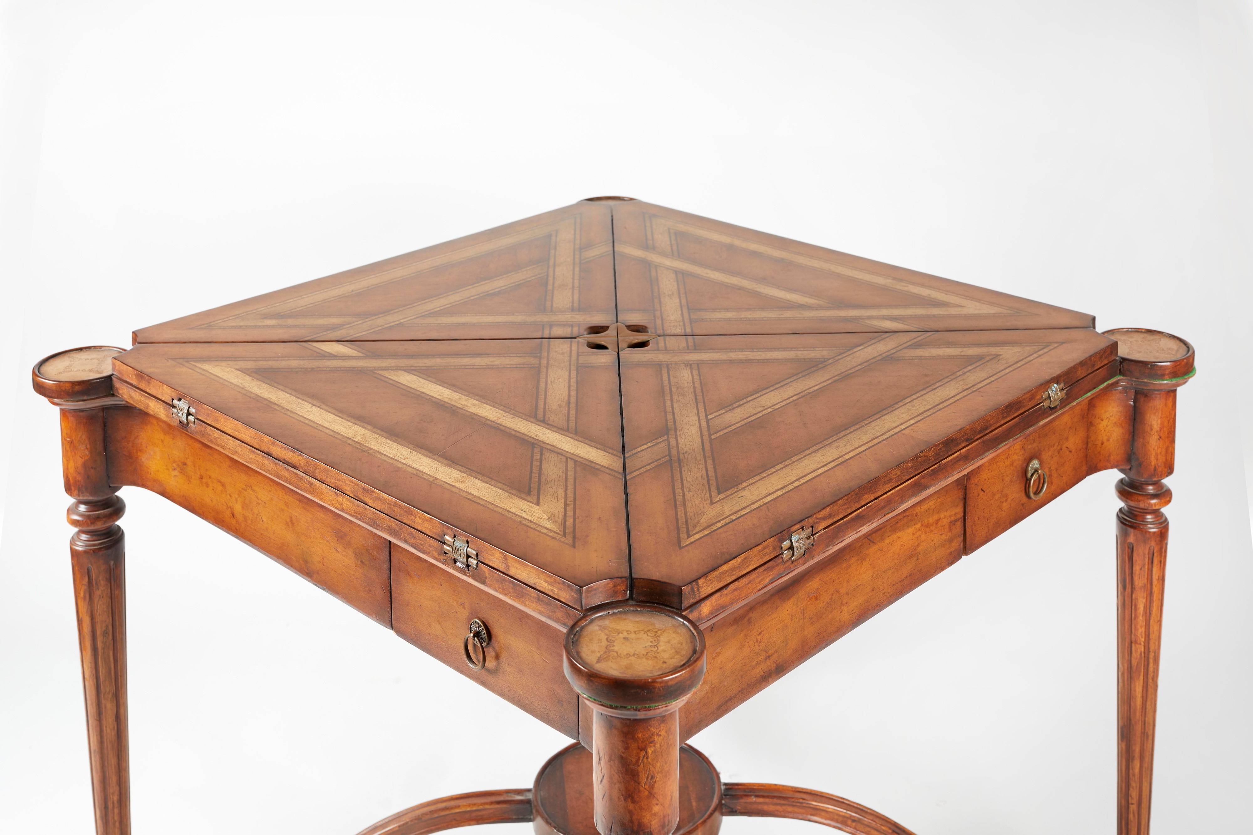 Tavolino da gioco apribile in legno intarsiato, Fine XIX secolo
