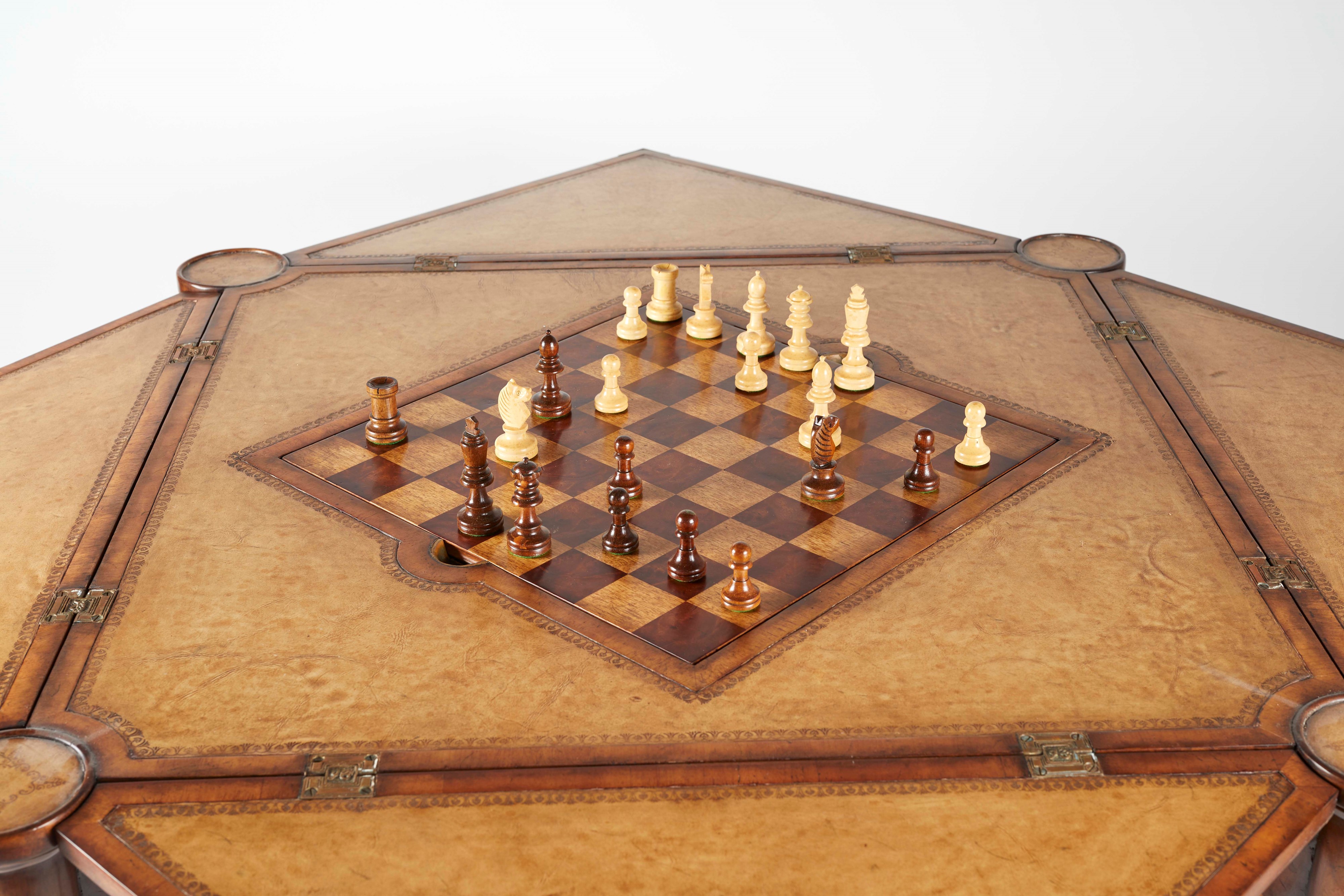 Tavolino da gioco apribile in legno intarsiato, Fine XIX secolo