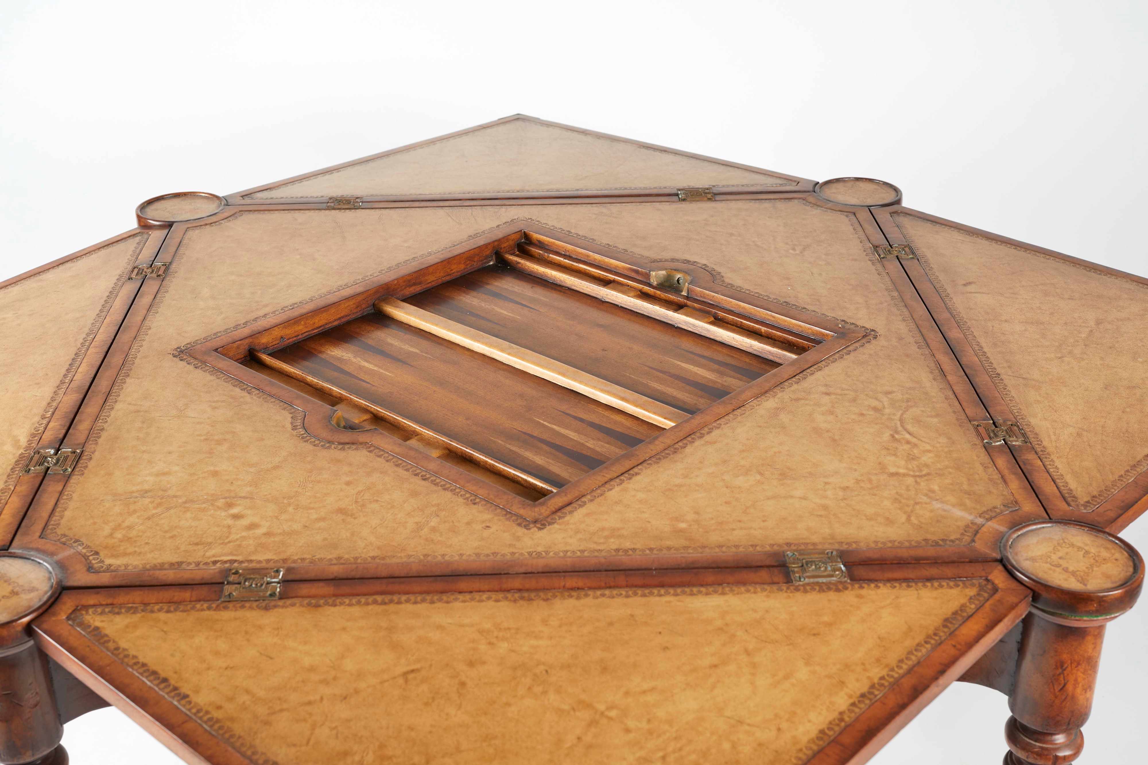 Tavolino da gioco apribile in legno intarsiato, Fine XIX secolo