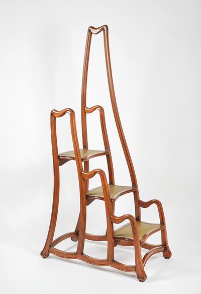 Scaletta da libreria, artigianato in legno intagliato con inserti in pelle, XX secolo