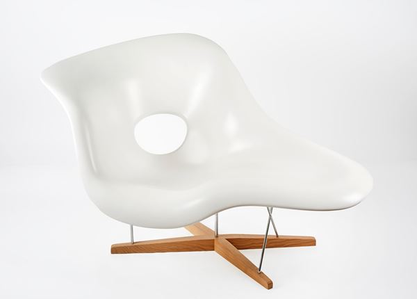 Charles &amp; Ray Eames - "La Chaise"