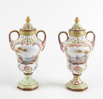 Coppia di vasi in ceramica policroma, XX secolo